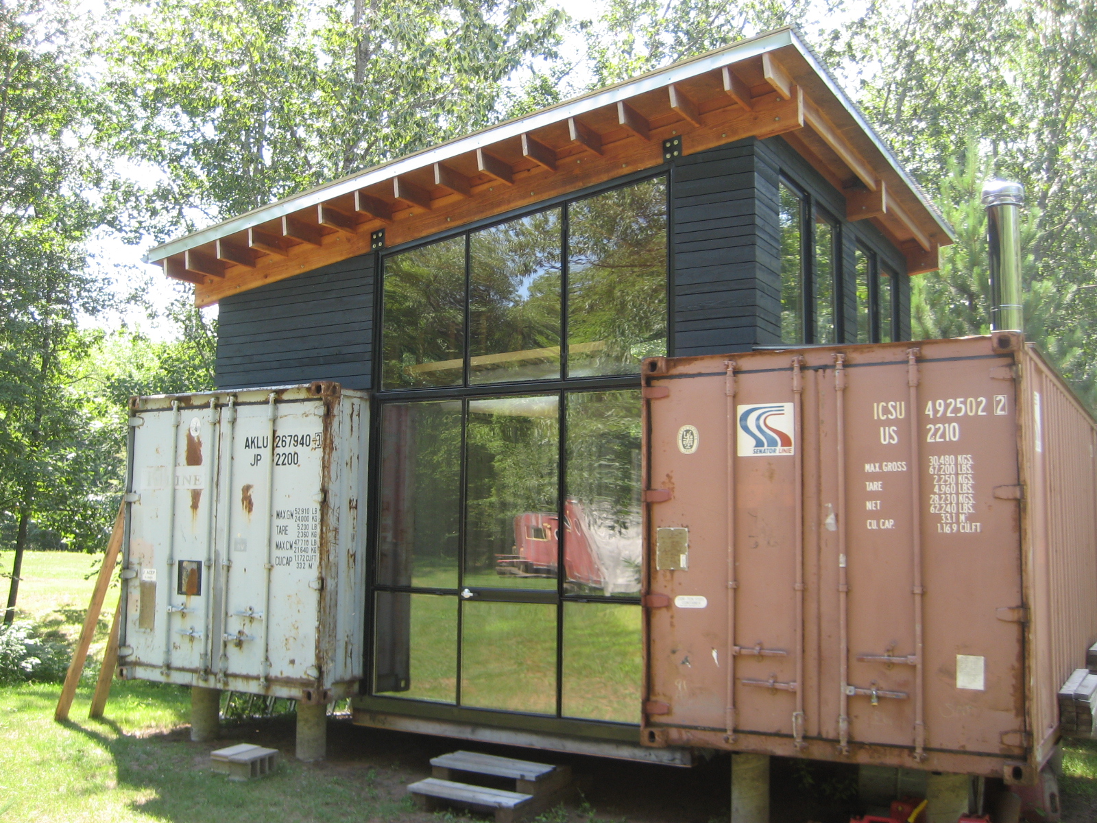 https://commons.wikimedia.org/wiki/File:ShippingContainerCottage.jpg